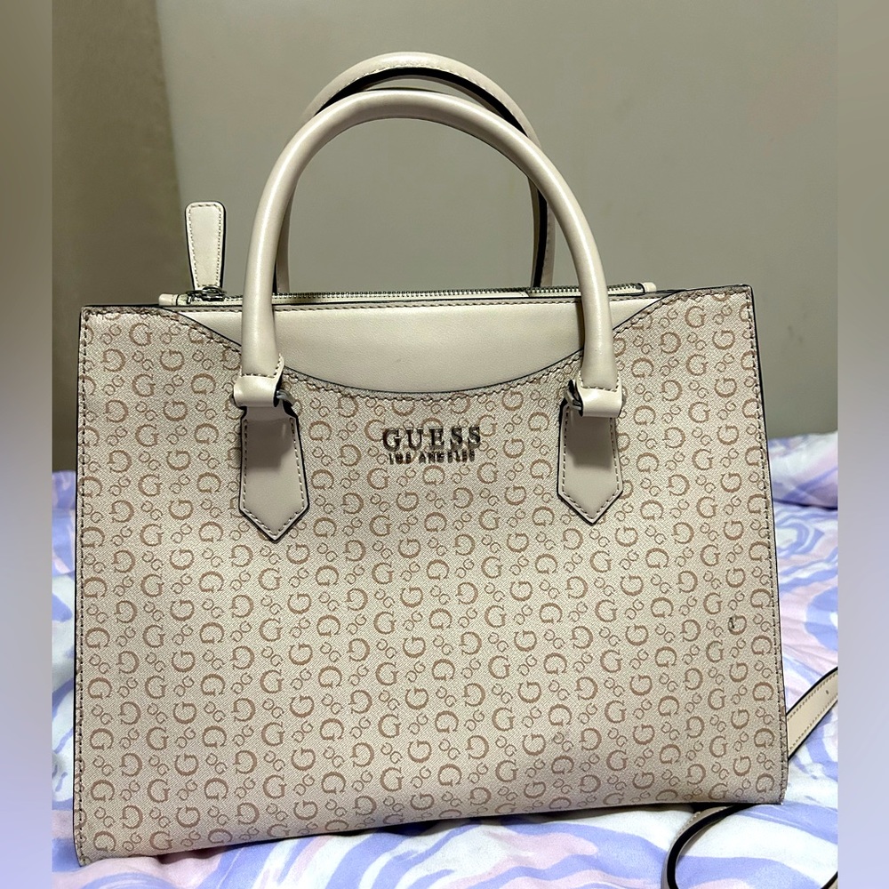 Used but not abuse Guess Bag